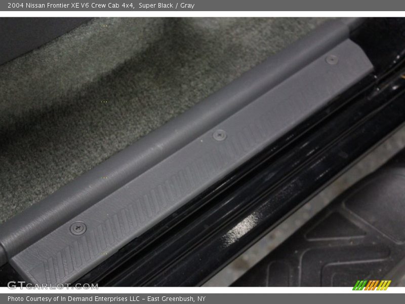 Super Black / Gray 2004 Nissan Frontier XE V6 Crew Cab 4x4