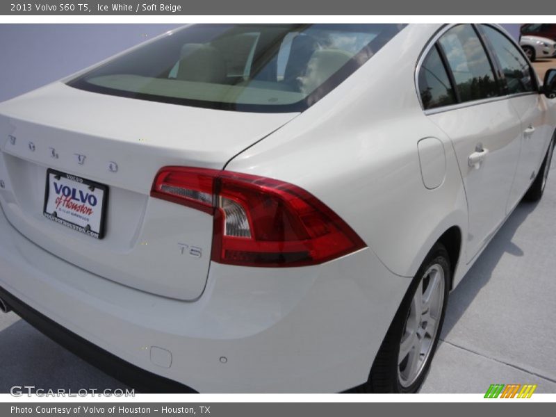 Ice White / Soft Beige 2013 Volvo S60 T5