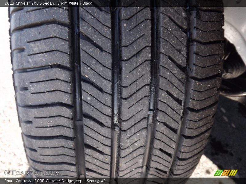 Bright White / Black 2013 Chrysler 200 S Sedan