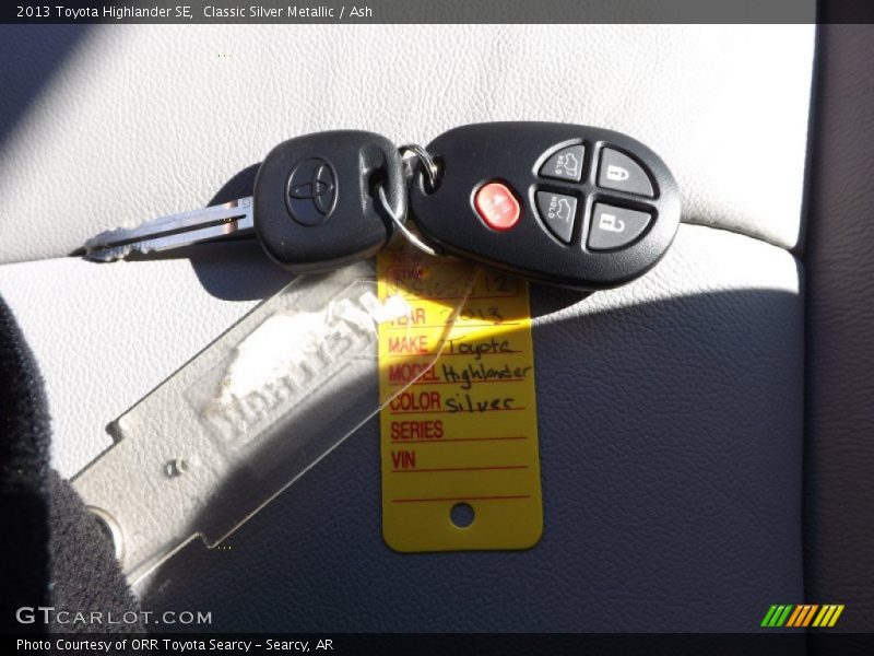Classic Silver Metallic / Ash 2013 Toyota Highlander SE