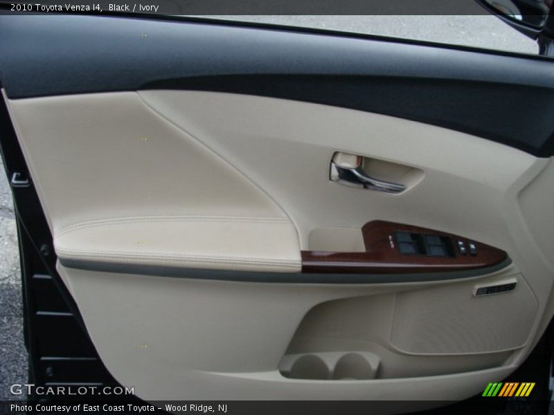 Black / Ivory 2010 Toyota Venza I4