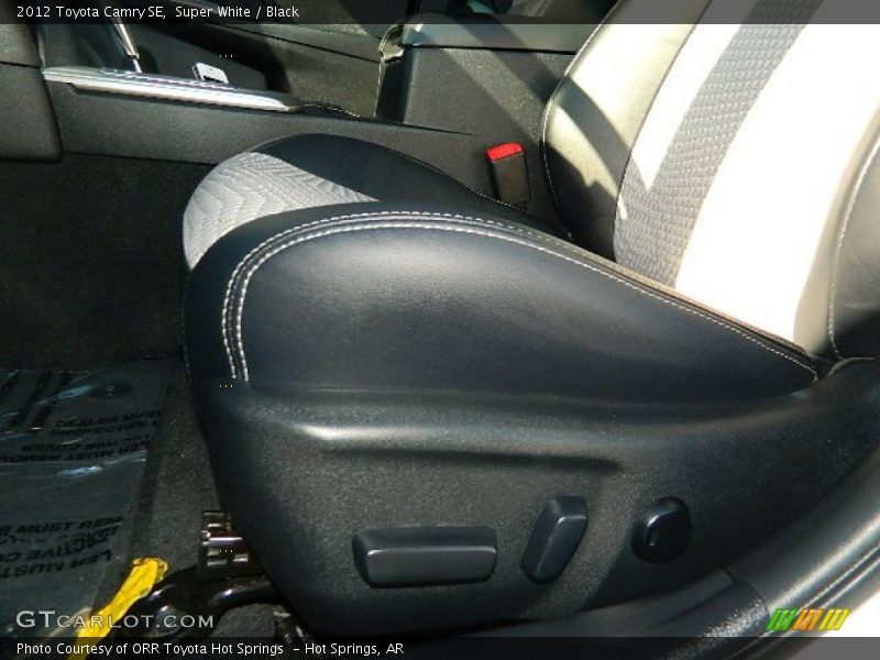 Super White / Black 2012 Toyota Camry SE