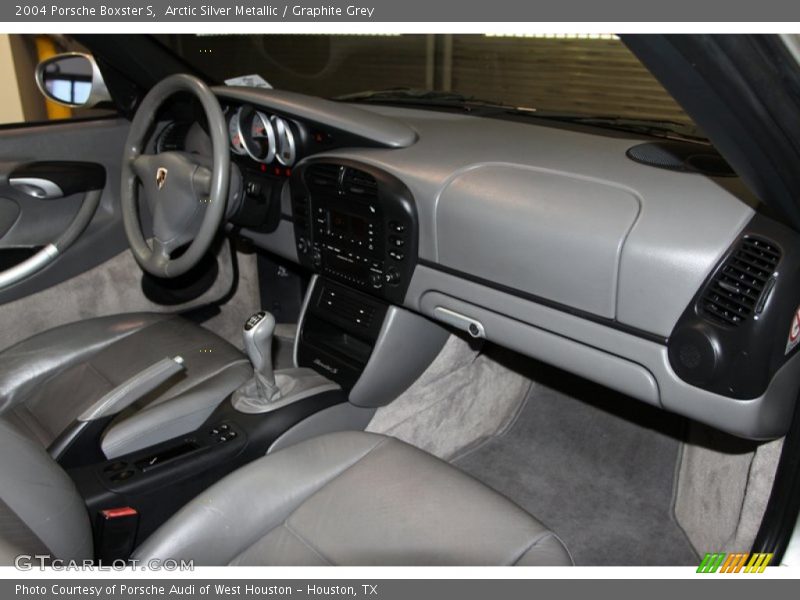 Dashboard of 2004 Boxster S