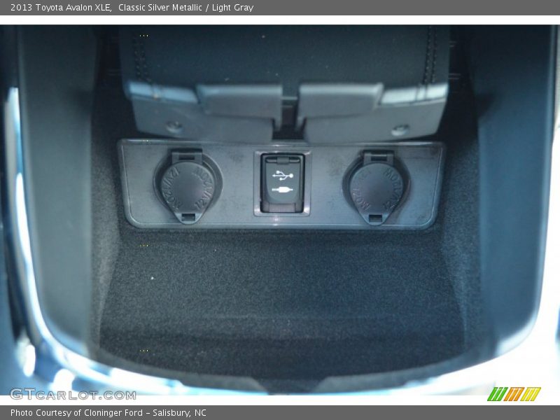 Classic Silver Metallic / Light Gray 2013 Toyota Avalon XLE