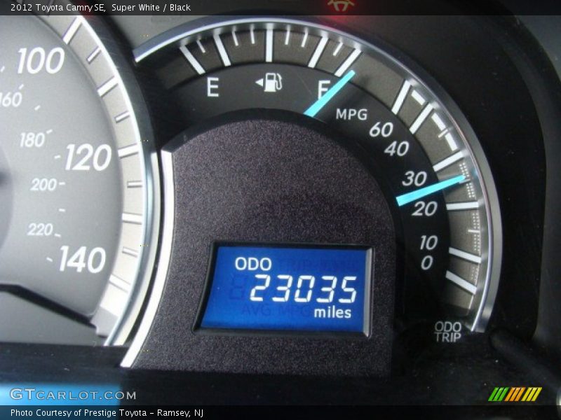 Super White / Black 2012 Toyota Camry SE
