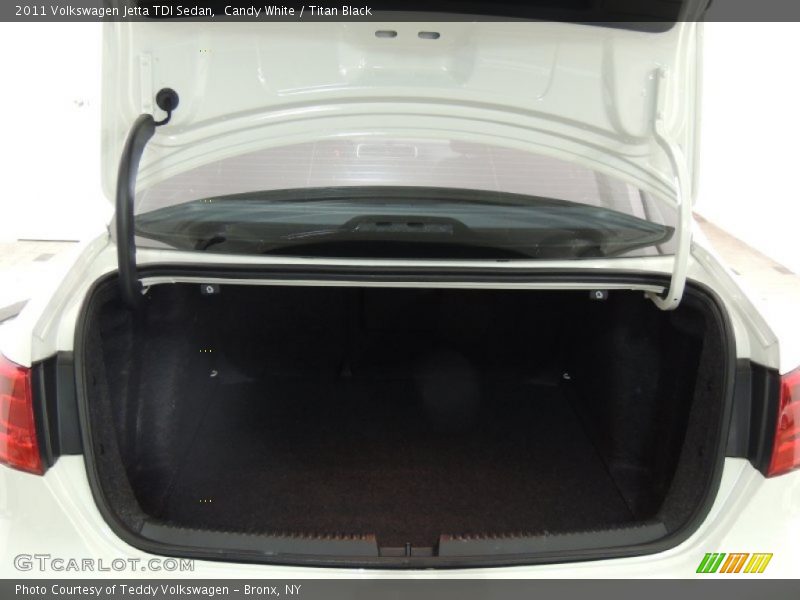 Candy White / Titan Black 2011 Volkswagen Jetta TDI Sedan