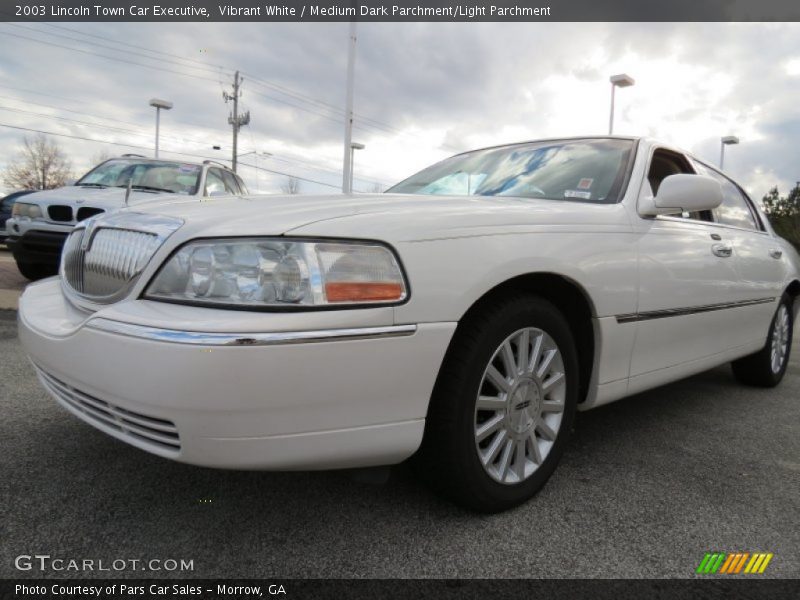 Vibrant White / Medium Dark Parchment/Light Parchment 2003 Lincoln Town Car Executive