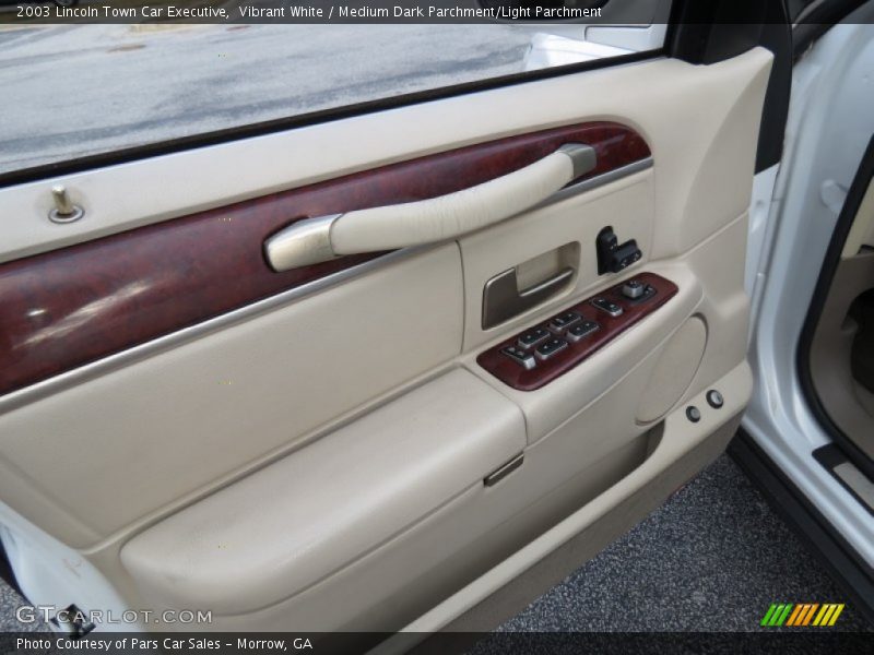 Vibrant White / Medium Dark Parchment/Light Parchment 2003 Lincoln Town Car Executive