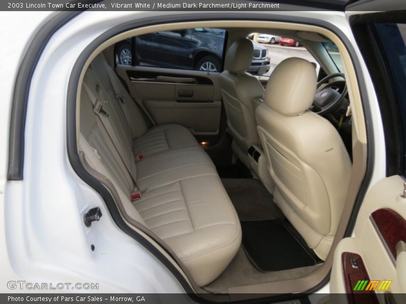 Vibrant White / Medium Dark Parchment/Light Parchment 2003 Lincoln Town Car Executive