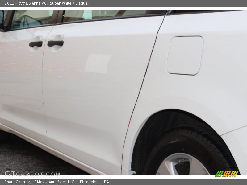 Super White / Bisque 2012 Toyota Sienna V6