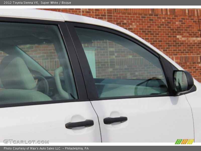 Super White / Bisque 2012 Toyota Sienna V6