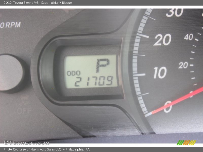 Super White / Bisque 2012 Toyota Sienna V6