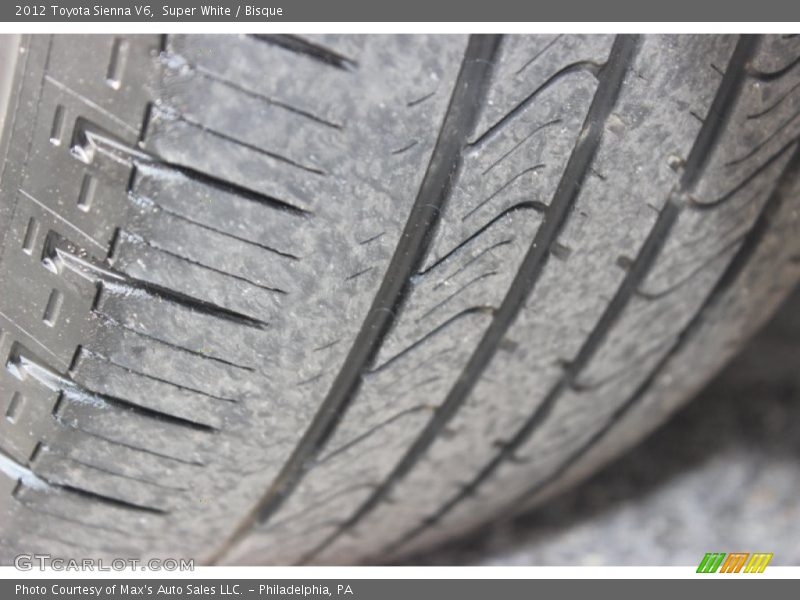 Super White / Bisque 2012 Toyota Sienna V6
