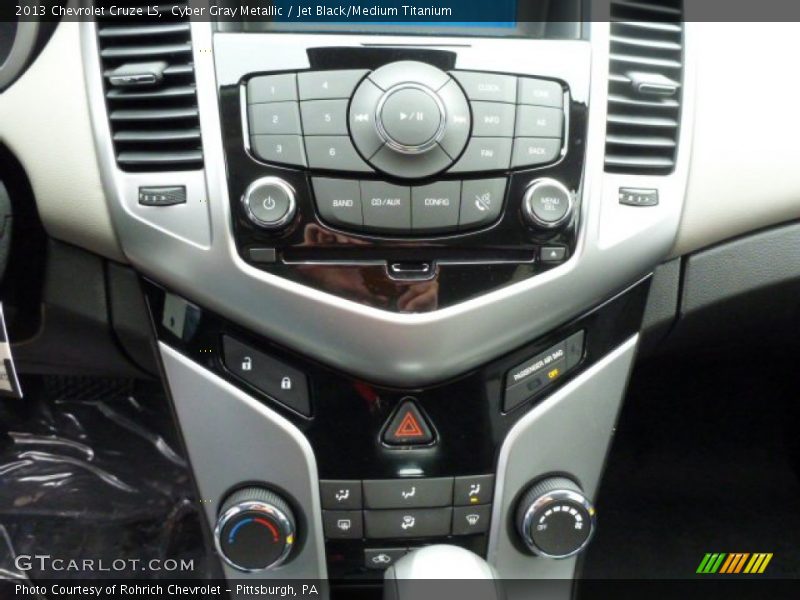 Cyber Gray Metallic / Jet Black/Medium Titanium 2013 Chevrolet Cruze LS