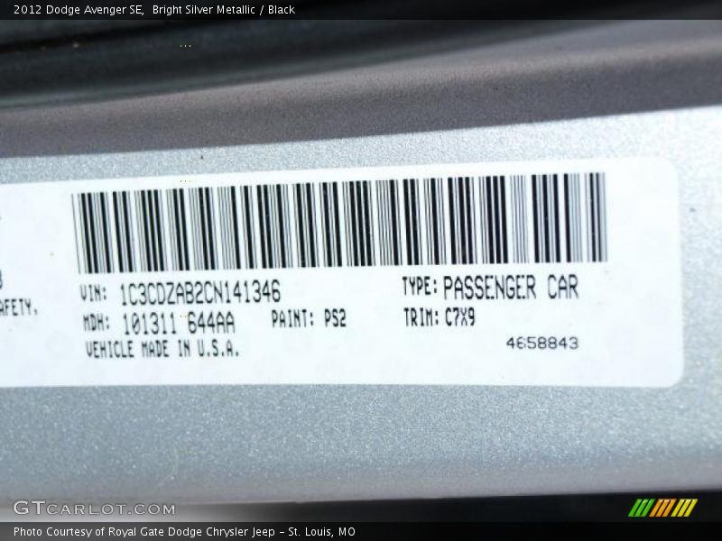 Bright Silver Metallic / Black 2012 Dodge Avenger SE