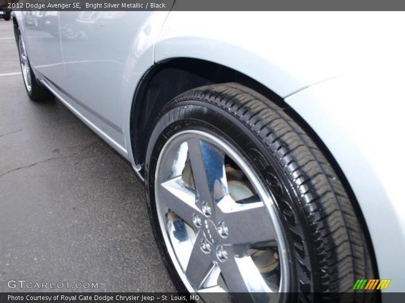 Bright Silver Metallic / Black 2012 Dodge Avenger SE