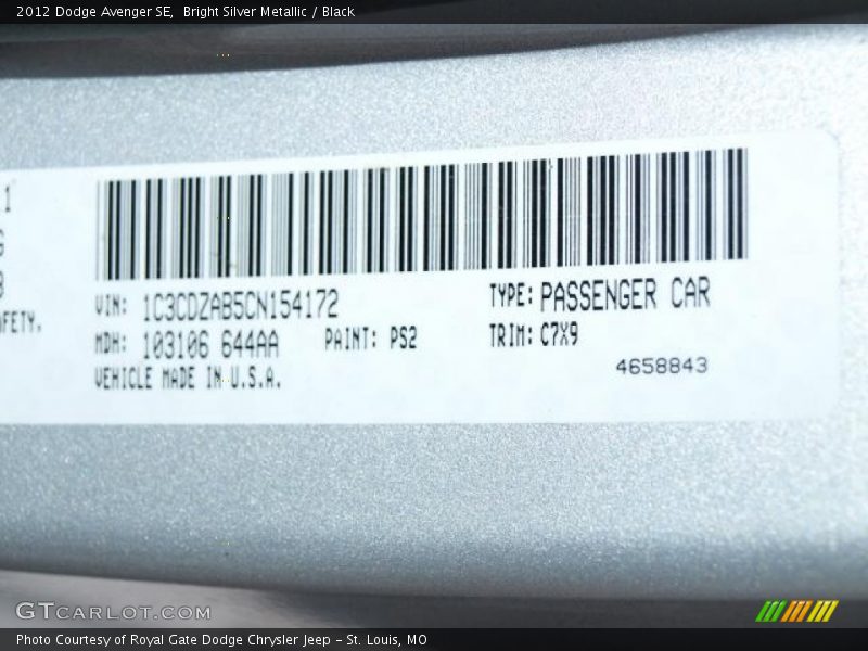 Bright Silver Metallic / Black 2012 Dodge Avenger SE