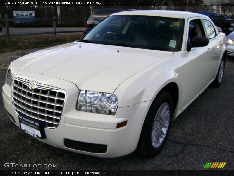 Cool Vanilla White / Dark Slate Gray 2009 Chrysler 300