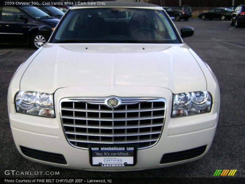 Cool Vanilla White / Dark Slate Gray 2009 Chrysler 300