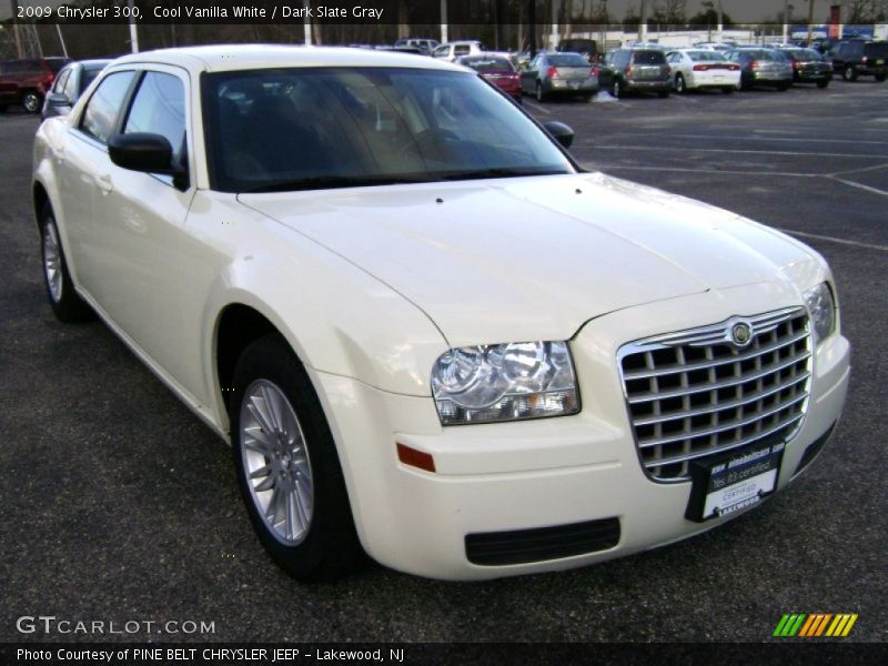 Cool Vanilla White / Dark Slate Gray 2009 Chrysler 300