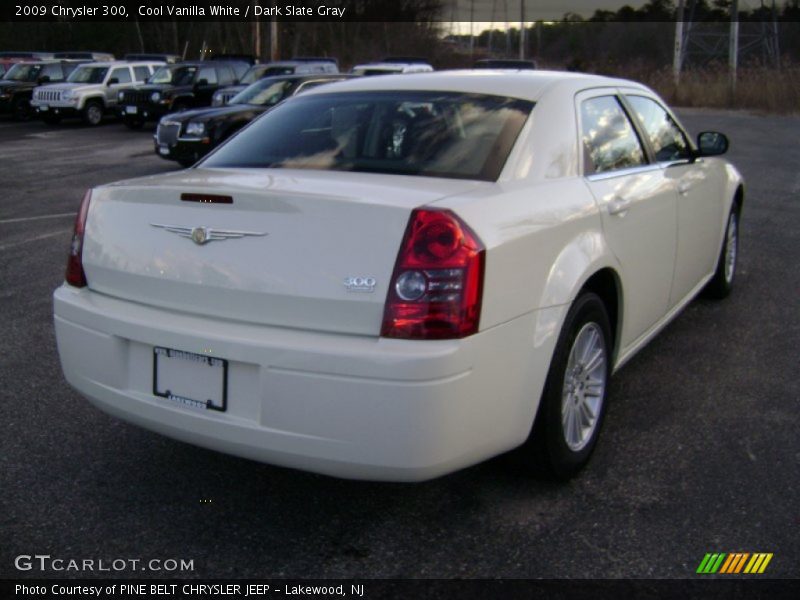 Cool Vanilla White / Dark Slate Gray 2009 Chrysler 300