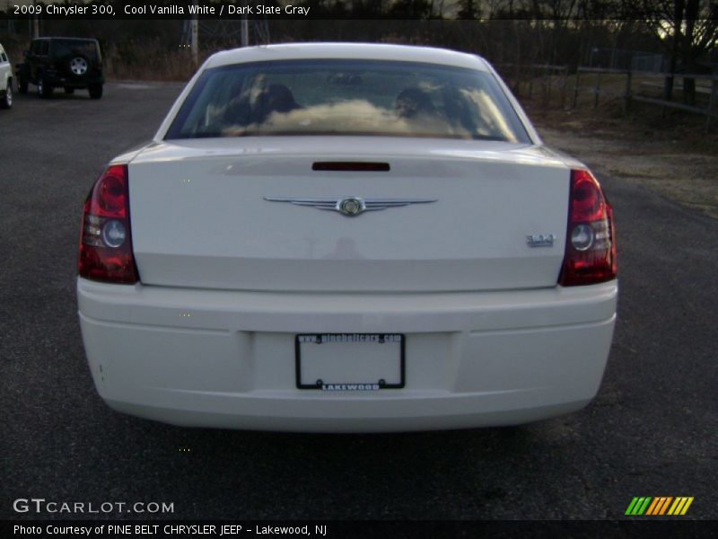 Cool Vanilla White / Dark Slate Gray 2009 Chrysler 300