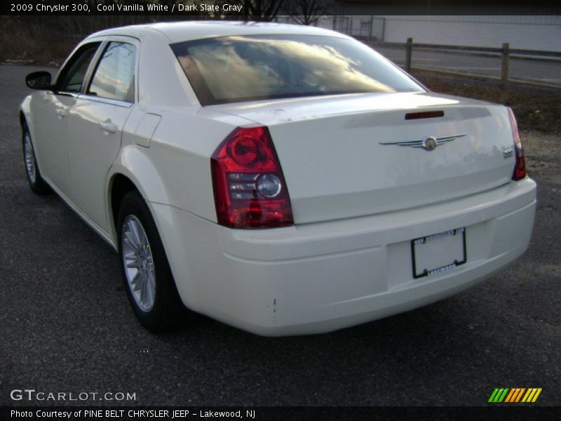 Cool Vanilla White / Dark Slate Gray 2009 Chrysler 300