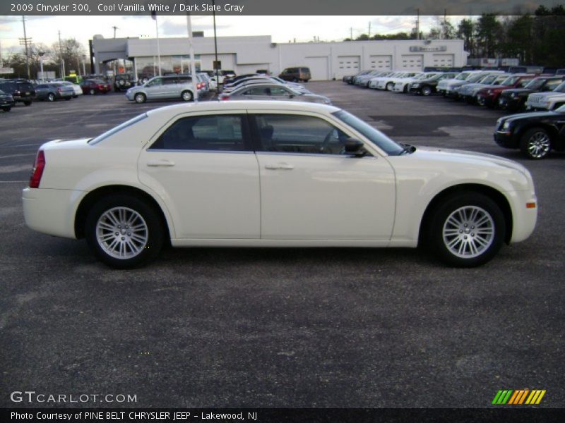 Cool Vanilla White / Dark Slate Gray 2009 Chrysler 300