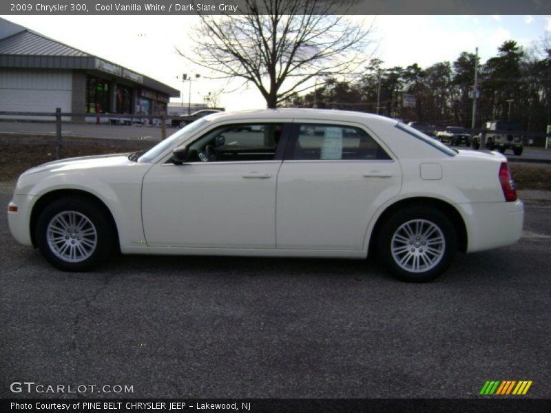 Cool Vanilla White / Dark Slate Gray 2009 Chrysler 300