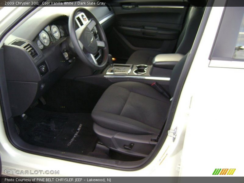 Cool Vanilla White / Dark Slate Gray 2009 Chrysler 300