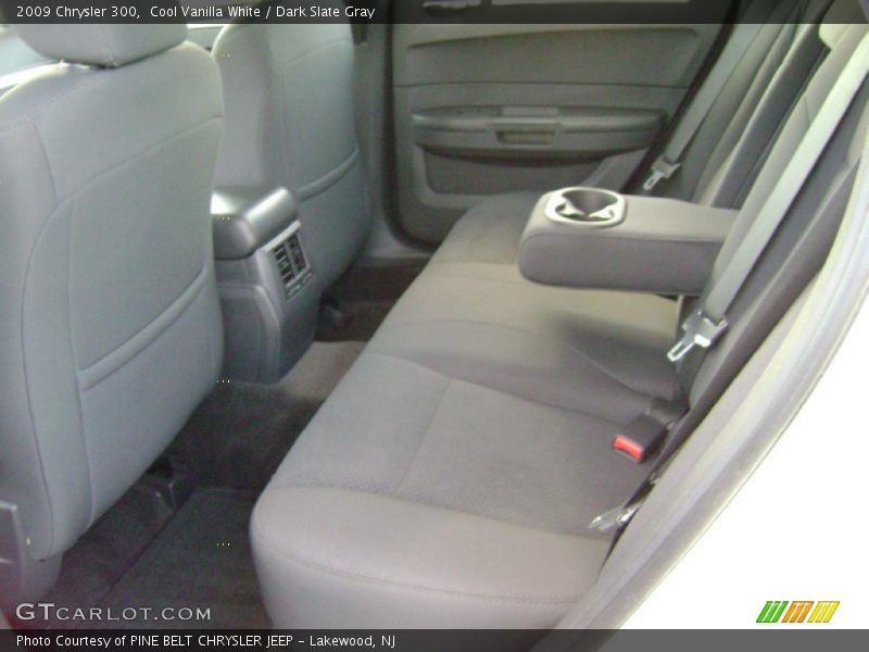Cool Vanilla White / Dark Slate Gray 2009 Chrysler 300