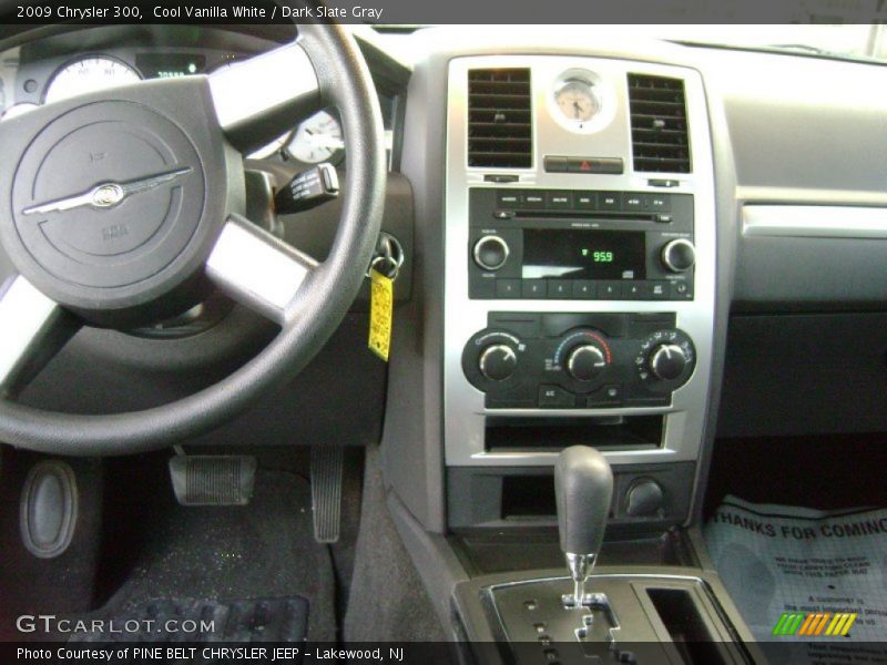 Cool Vanilla White / Dark Slate Gray 2009 Chrysler 300