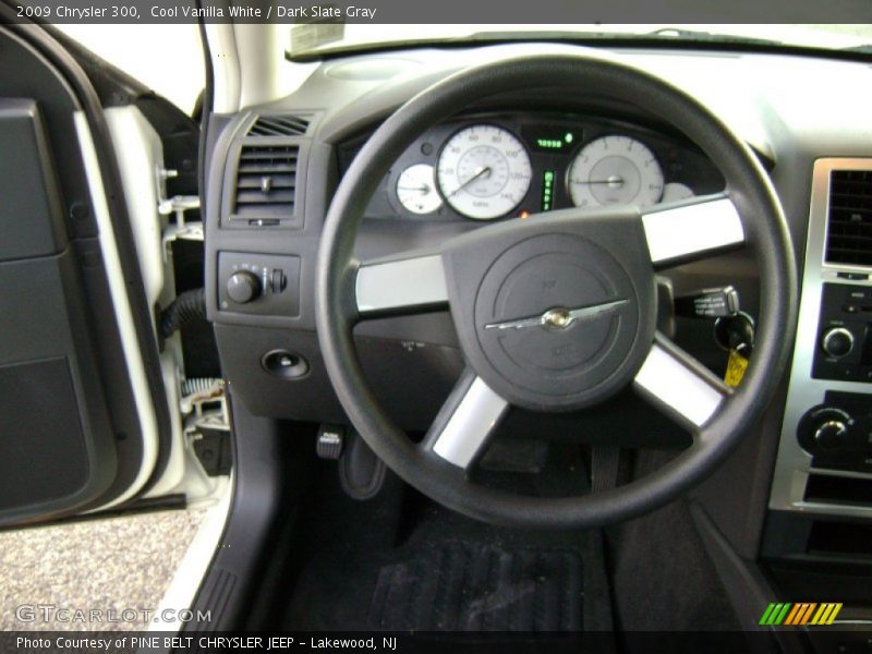 Cool Vanilla White / Dark Slate Gray 2009 Chrysler 300