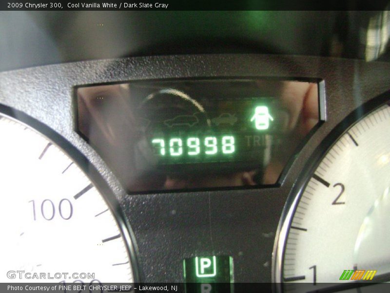 Cool Vanilla White / Dark Slate Gray 2009 Chrysler 300