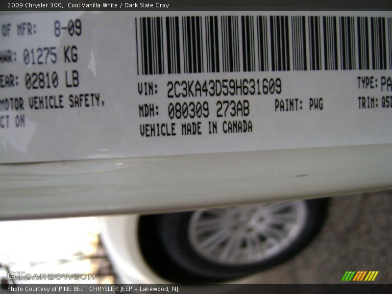 Cool Vanilla White / Dark Slate Gray 2009 Chrysler 300