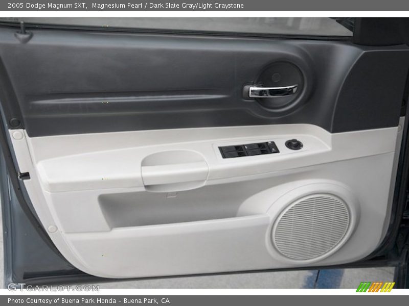 Magnesium Pearl / Dark Slate Gray/Light Graystone 2005 Dodge Magnum SXT