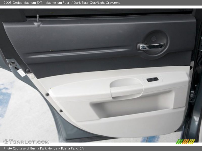 Magnesium Pearl / Dark Slate Gray/Light Graystone 2005 Dodge Magnum SXT
