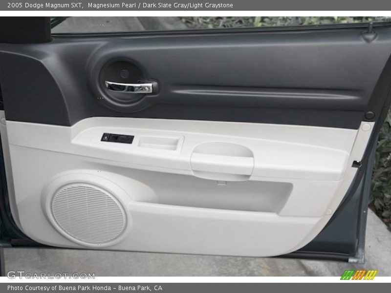 Magnesium Pearl / Dark Slate Gray/Light Graystone 2005 Dodge Magnum SXT