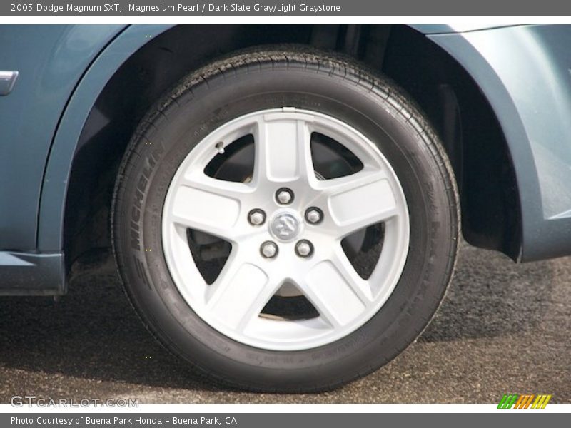 Magnesium Pearl / Dark Slate Gray/Light Graystone 2005 Dodge Magnum SXT