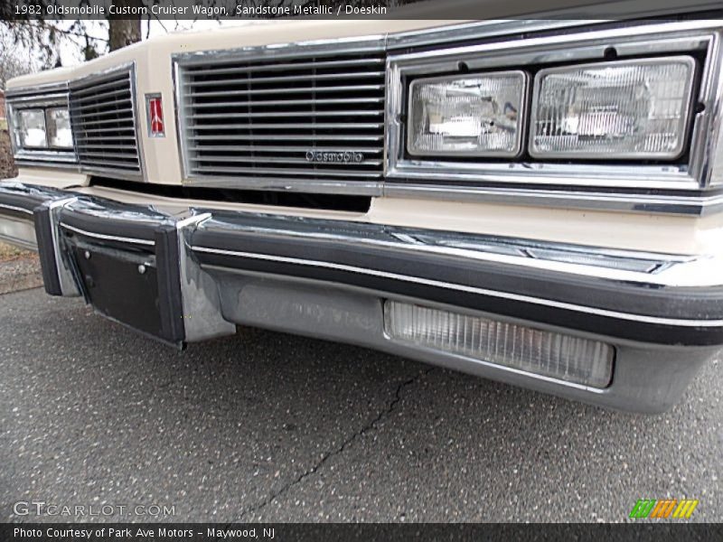 Sandstone Metallic / Doeskin 1982 Oldsmobile Custom Cruiser Wagon