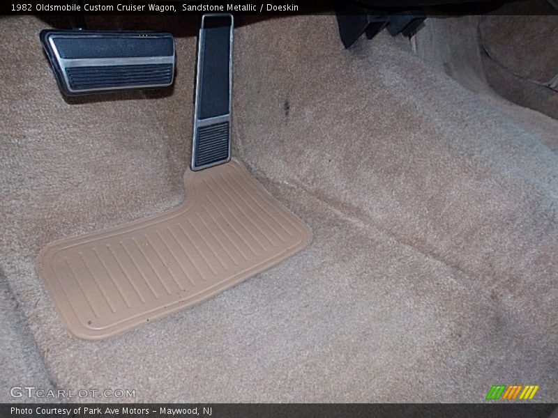 Sandstone Metallic / Doeskin 1982 Oldsmobile Custom Cruiser Wagon