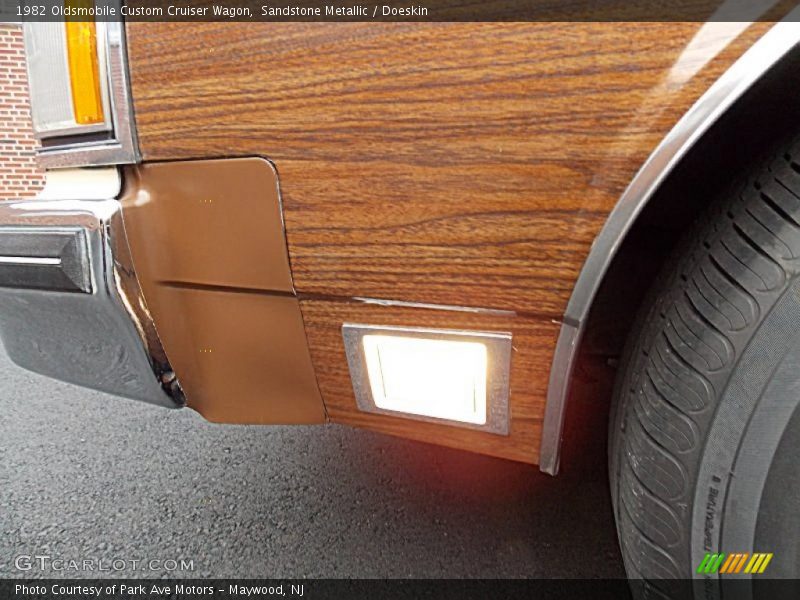 Sandstone Metallic / Doeskin 1982 Oldsmobile Custom Cruiser Wagon