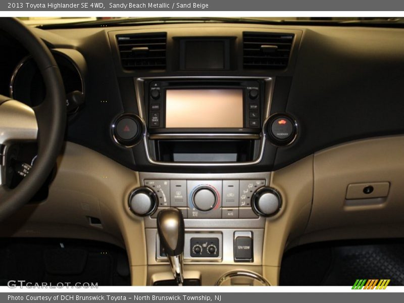 Sandy Beach Metallic / Sand Beige 2013 Toyota Highlander SE 4WD