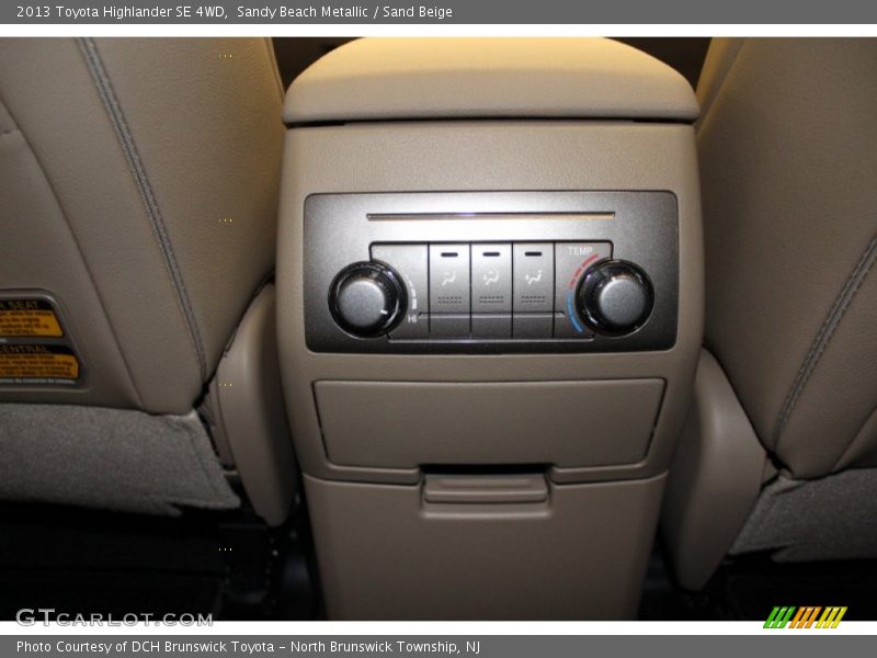 Sandy Beach Metallic / Sand Beige 2013 Toyota Highlander SE 4WD