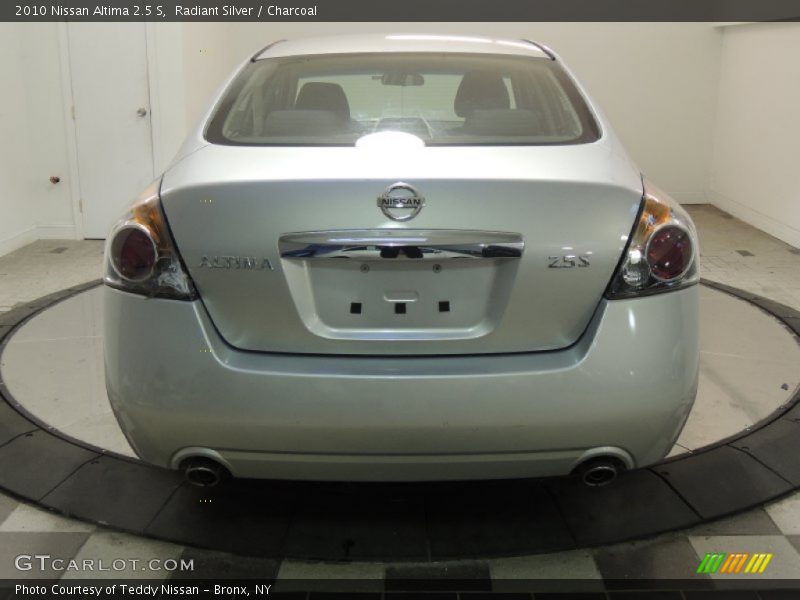 Radiant Silver / Charcoal 2010 Nissan Altima 2.5 S