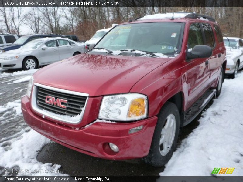 Front 3/4 View of 2005 Envoy XL SLE 4x4