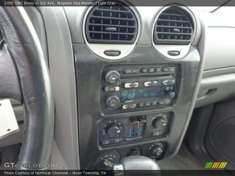 Controls of 2005 Envoy XL SLE 4x4