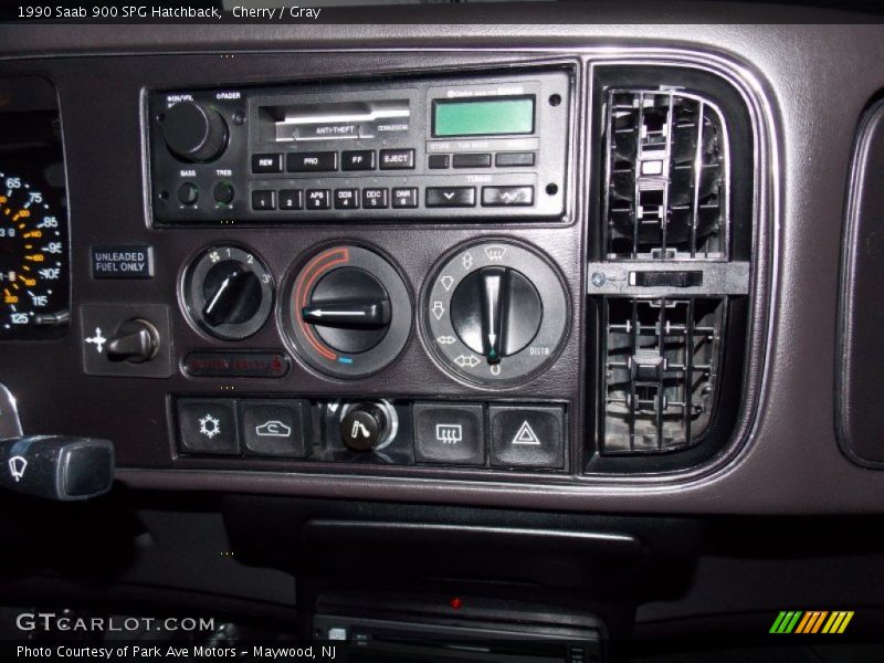 Controls of 1990 900 SPG Hatchback