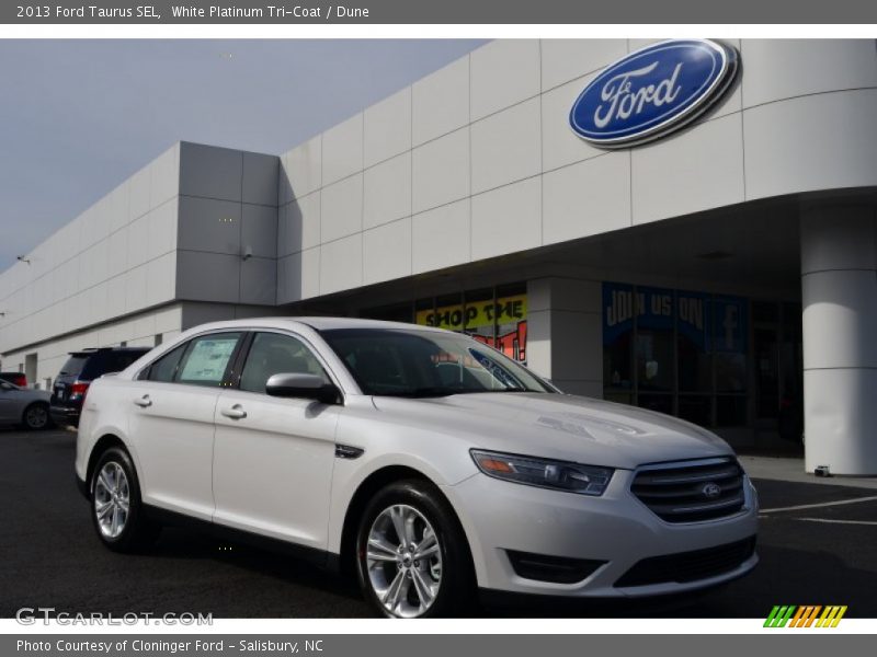 White Platinum Tri-Coat / Dune 2013 Ford Taurus SEL