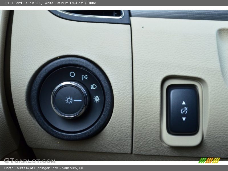 White Platinum Tri-Coat / Dune 2013 Ford Taurus SEL